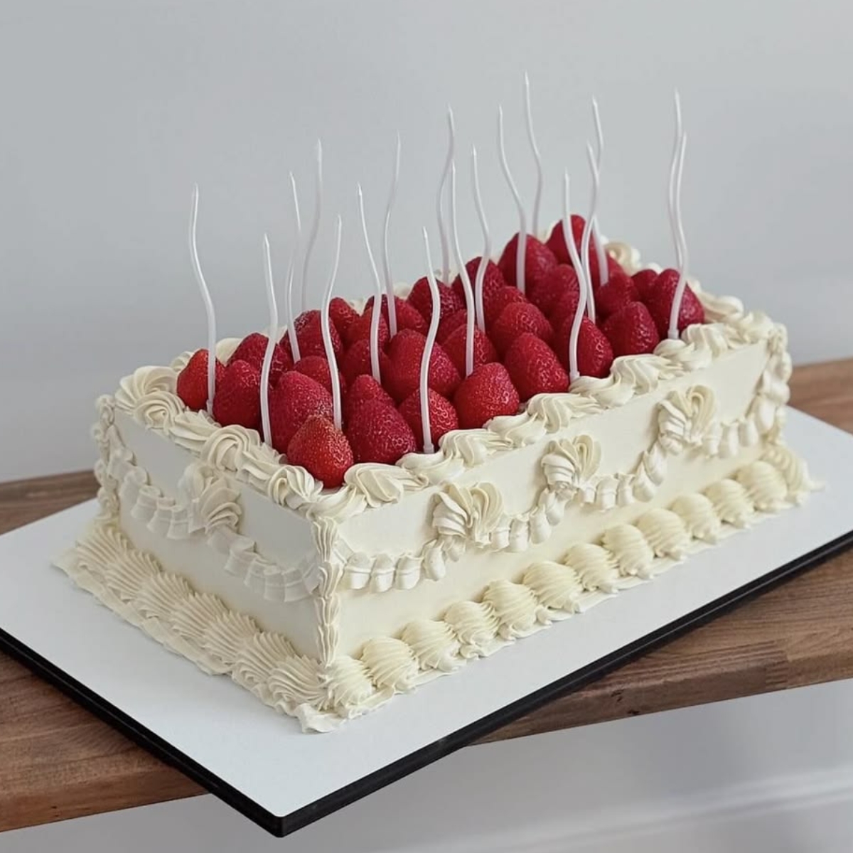 Pastel rectangular: Vainilla con fresas y chantilly
